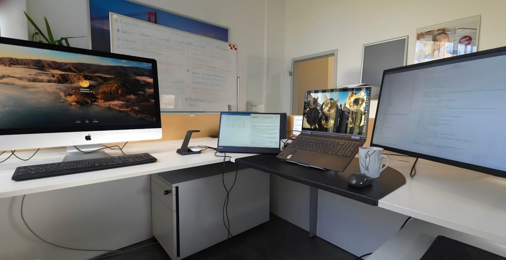 Arbeitsplatz des VAYNOR-Softwareteams mit Monitoren und Entwicklungsumgebung